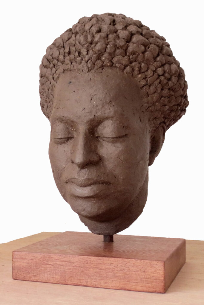 Inez - ogen dicht - 2/3 life size